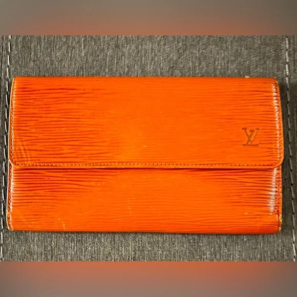 Vintage authentic Louis Vuitton Epi leather wallet - Picture 2 of 9